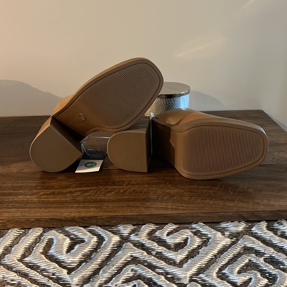 Universal Thread - tan - easy on 9.5 - Picture 6 of 9